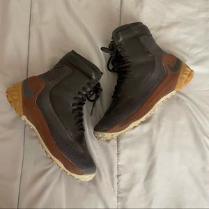 Nike high top hiking boot